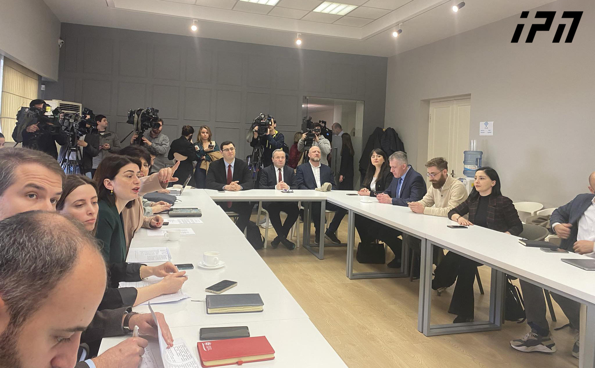 სამოქალაქო საზოგადოების წარმომადგენლები პოლიტიკურ პარტიებს ხვდებიან