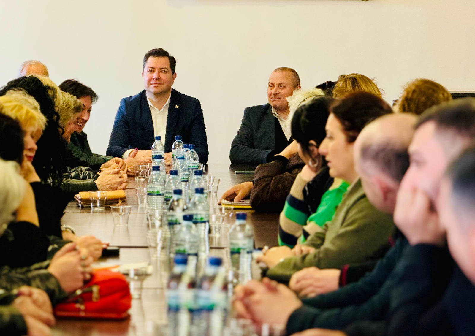 აფხაზეთის მთავრობის წარმომადგენლები ზუგდიდის დევნილთა განსახლების ადგილებში შექმნილ ბინათმესაკუთრეთა ამხანაგობებს შეხვდნენ