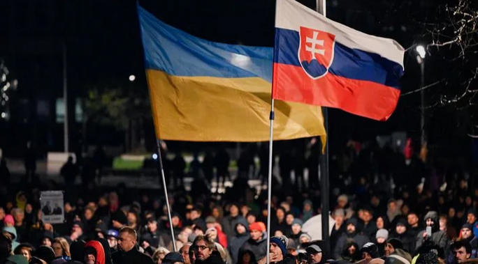 სლოვაკეთში რუსეთის მიმართ მთავრობის პოლიტიკა ათასობით ადამიანმა გააპროტესტა