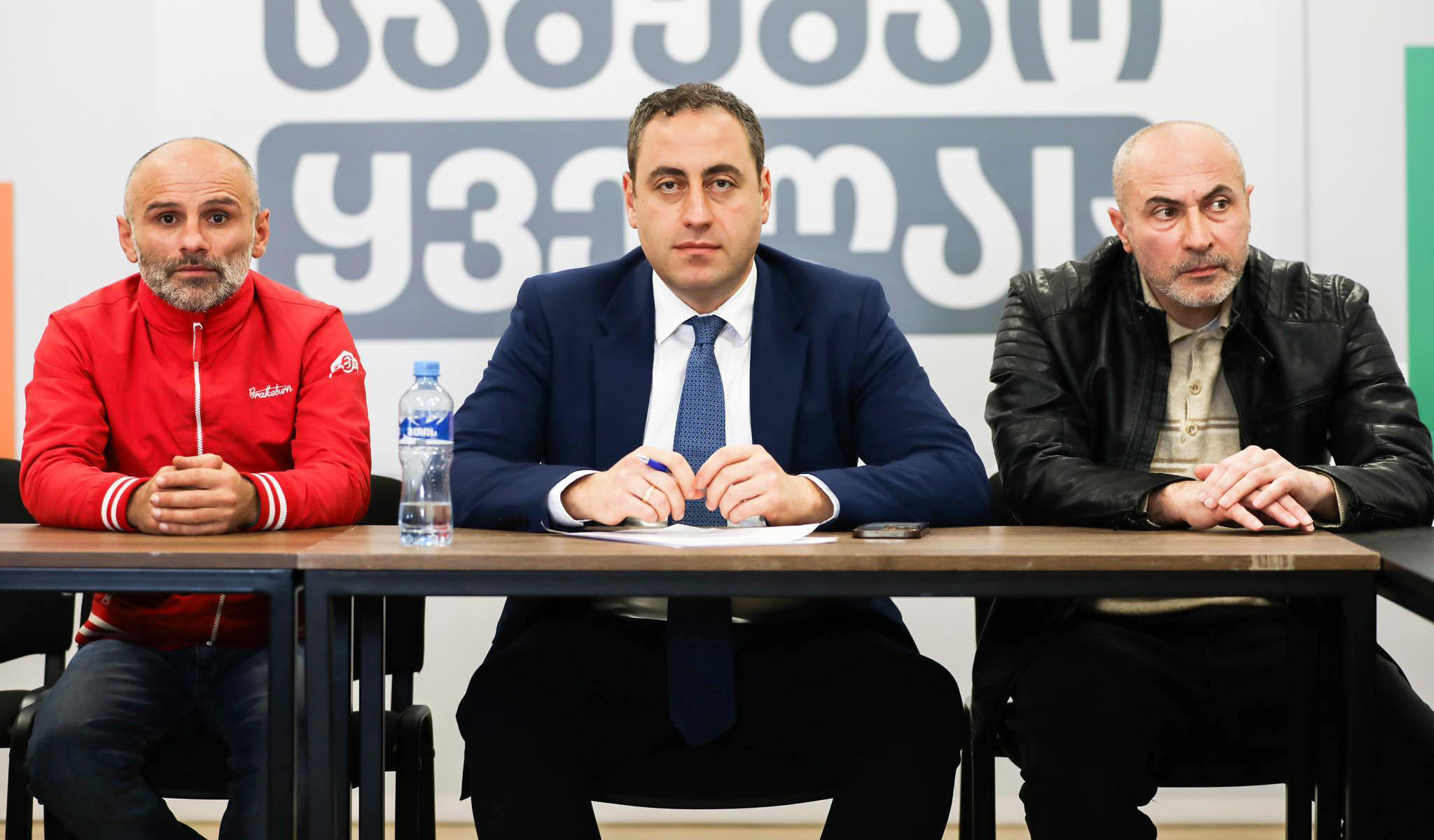 გიორგი ვაშაძე - ივანიშვილის პარტიას მინდა ვკითხო: თავში ტვინი არა გაქვთ? რას უმოწმებთ ტაქსის მძღოლებს ან რა ლიცენზია აგიტყდათ? - ყელში ხომ არ უნდა წავუჭიროთ ბოლომდე?