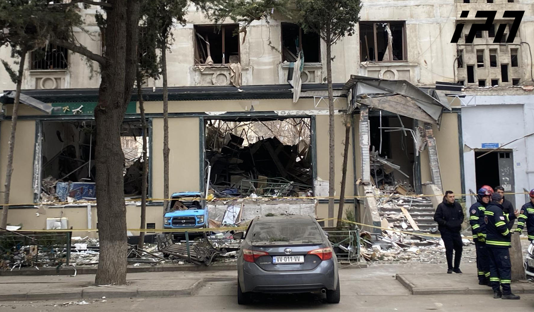 სამტრედიის ქუჩაზე, სადაც საცხოვრებელი კორპუსის პირველ სართულზე აფეთქება მოხდა, საგამოძიებო მოქმედებები მიმდინარეობს