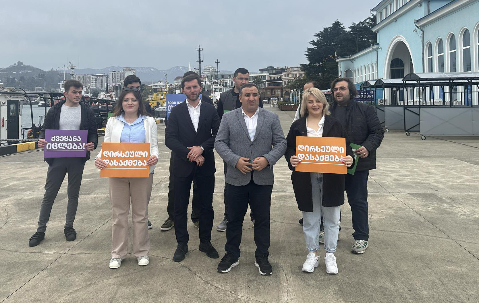 რეზო ხარაზი - მივმართავ, ივანიშვილის „ოცნების“ ჩინოვნიკებს, გამოაქვეყნეთ სტატისტიკა თქვენი ხელშეწყობით ბათუმში რამდენი მაღალანაზღაურებადი სამუშაო ადგილი შეიქმნა