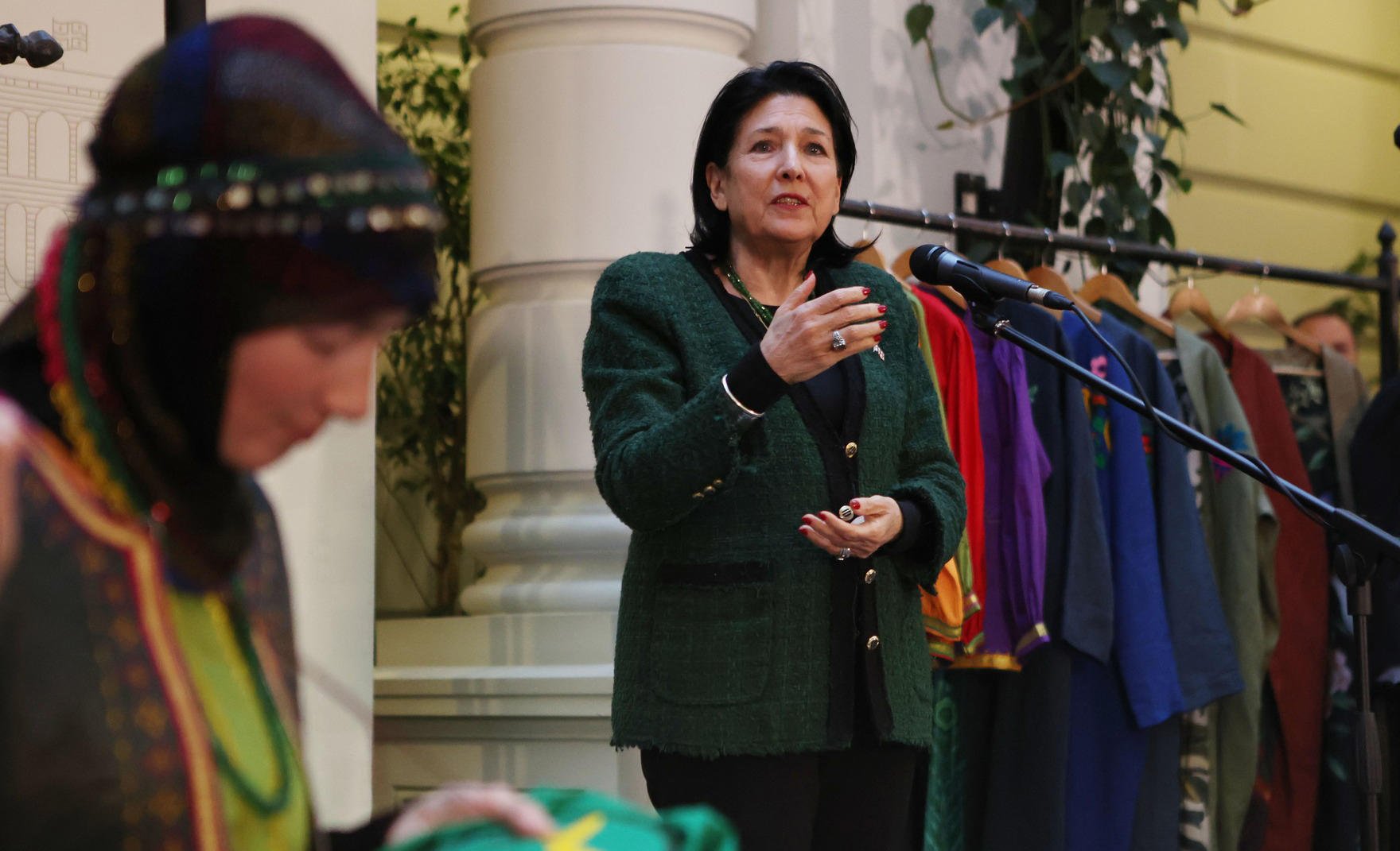 პრეზიდენტი - ანსამბლი „ფესვები“, რომელიც აჭარიდან უნდა ჩამოსულიყო, გზიდან გააბრუნეს, თურმე პრეზიდენტის სასახლეში ნებადართული არ არის მოღვაწეობა - თუ არა კულტურული ბოლშევიზმი, არ ვიცი ამას რა  ჰქვია