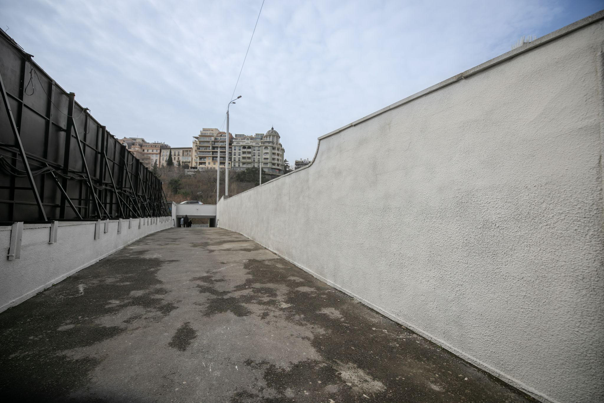 გმირთა მოედანზე არსებულ მიწისქვეშა გადასასვლელში სარემონტო სამუშაოები მიმდინარეობს