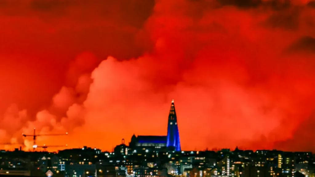 ისლანდიაში ვულკანი ამოიფრქვა, ლავა ქალაქ გრინდავიკს უახლოვდება