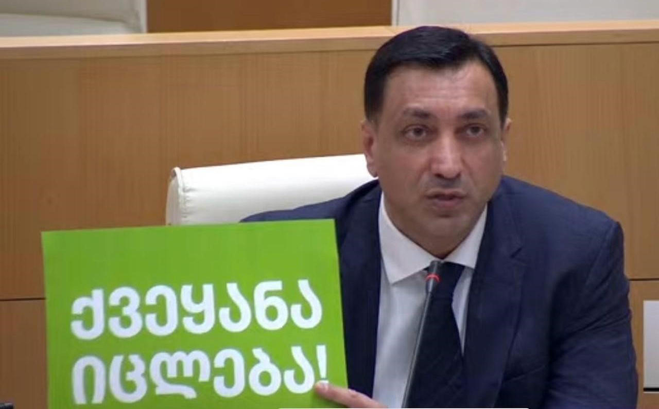 ლევან ბეჟაშვილი - მოსახლეობას უწევს ქვეყნის დატოვება საკუთარი ოჯახების სარჩენად, რადგან უმძიმესი ეკონომიკური პირობებია -  მთავარი პასუხისმგებელი შექმნილ ვითარებაზე არის ივანიშვილი, მისი პრემიერი და უმრავლესობა