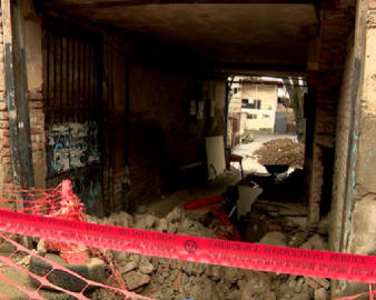 თბილისში, ნინოშვილის ქუჩაზე სამსართულიანი შენობის კედელი ჩამოინგრა