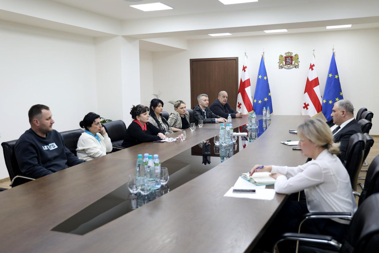 მიხეილ სარჯველაძე აქონდროპლაზიის მქონე ბავშვების მშობლებს შეხვდა