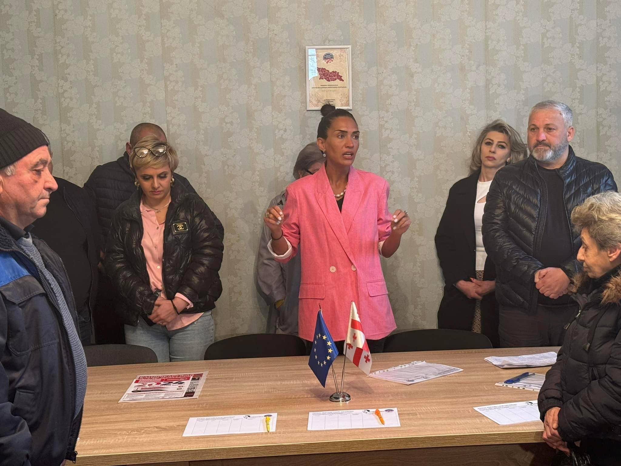 მიხეილ სააკაშვილის გათავისუფლების მოთხოვნით ხელმოწერების შეგროვების კამპანია დუშეთში გრძელდება