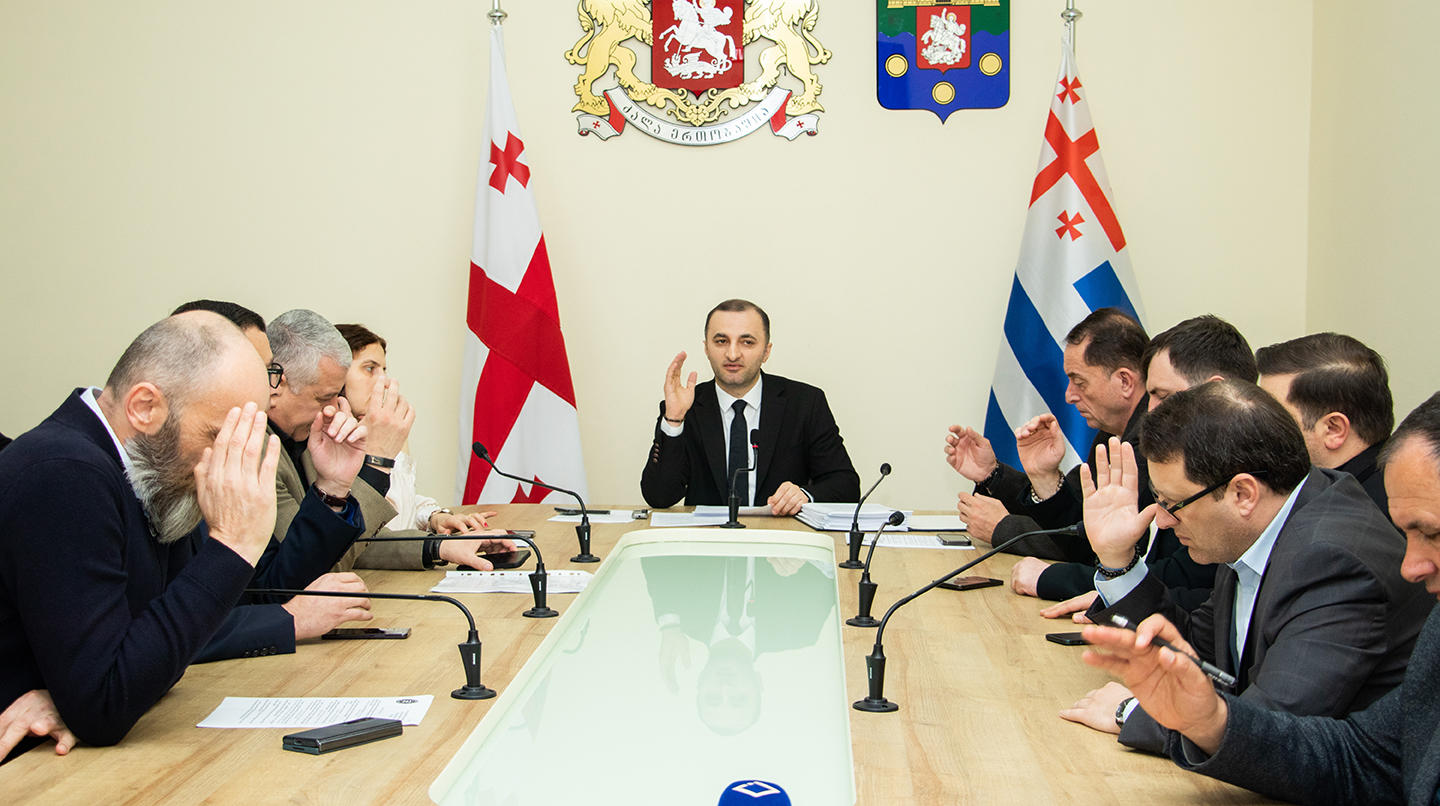 აჭარის უმაღლესი საბჭოს პლენარულ სხდომაზე, „მინისტრის საათის“ ფორმატში, აჭარის სოფლის მეურნეობის მინისტრს მოუსმენენ