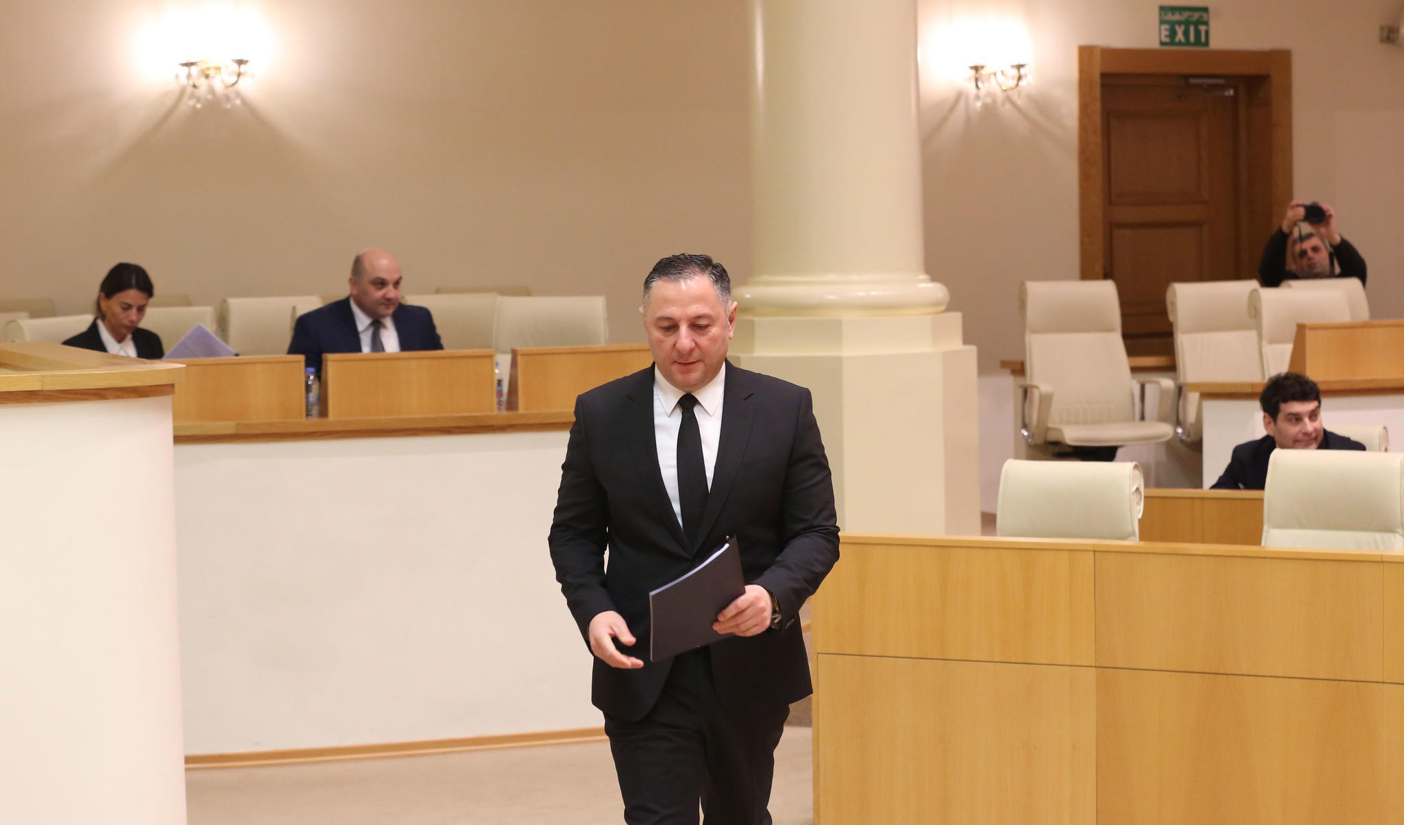 ვახტანგ გომელაური - ყველას მინდა მადლობა გადავუხადო, ძვირფასო ოპოზიციავ, თქვენც - ჩვენ მზად ვართ, ყველასთან დავსხდეთ და ვისაუბროთ, ეს ქვეყანა ყველასია, ამიტომ რაც სწორია, ყველაფერს გავითვალისწინებთ