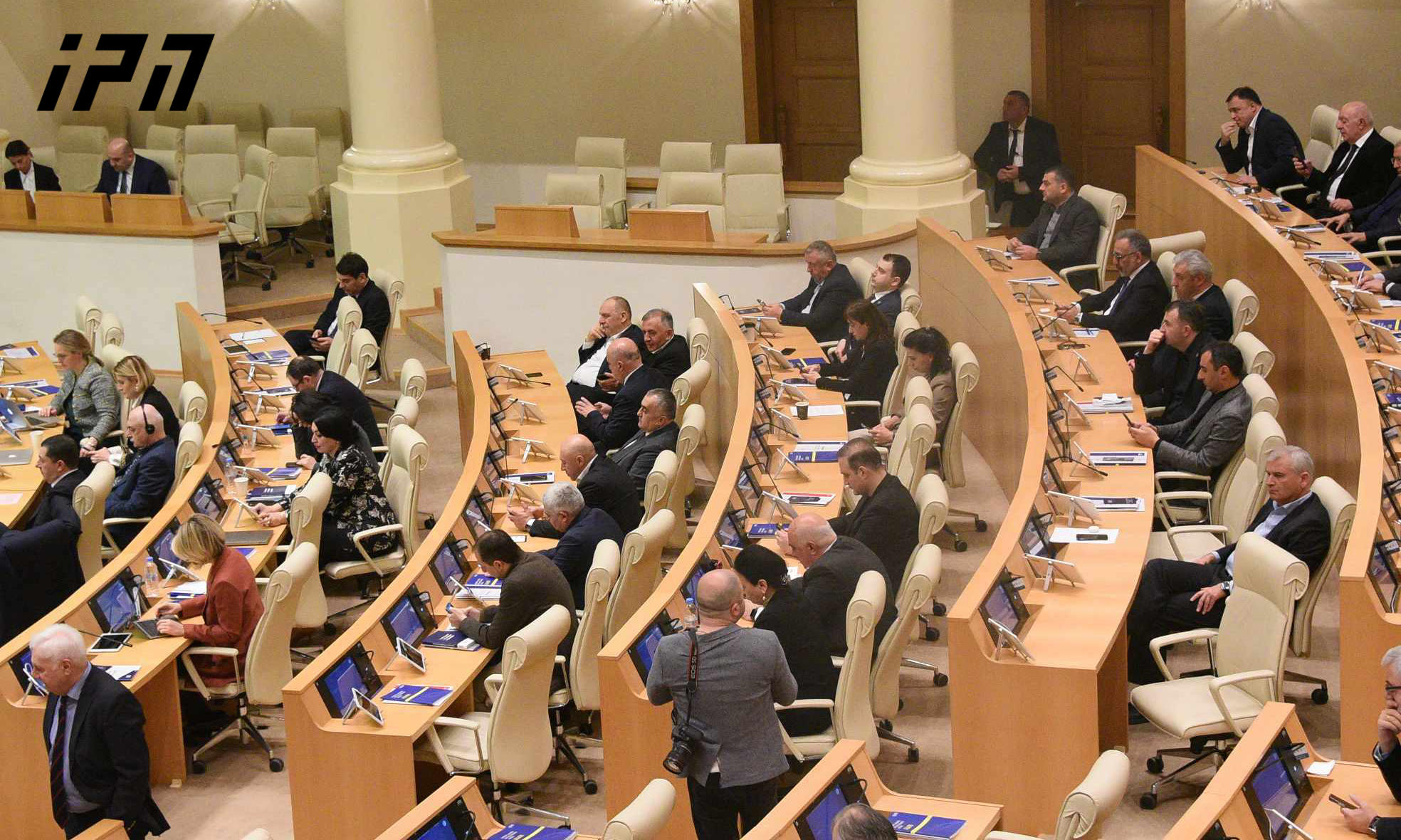 პარლამენტის პლენარულ სხდომაზე, სადაც დეპუტატების პოლიტიკური გამოსვლები მიმდინარეობს, ხმაური და სიტყვიერი დაპირისპირება იყო