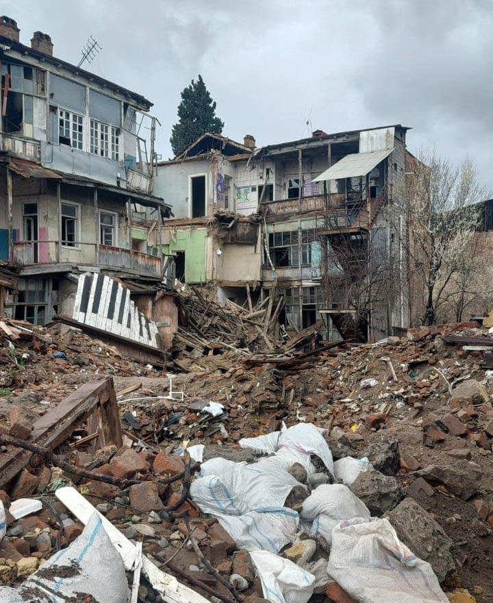 ავლაბარში შენობის ნაწილი ჩამოინგრა - დაშავებულია ერთი პირი