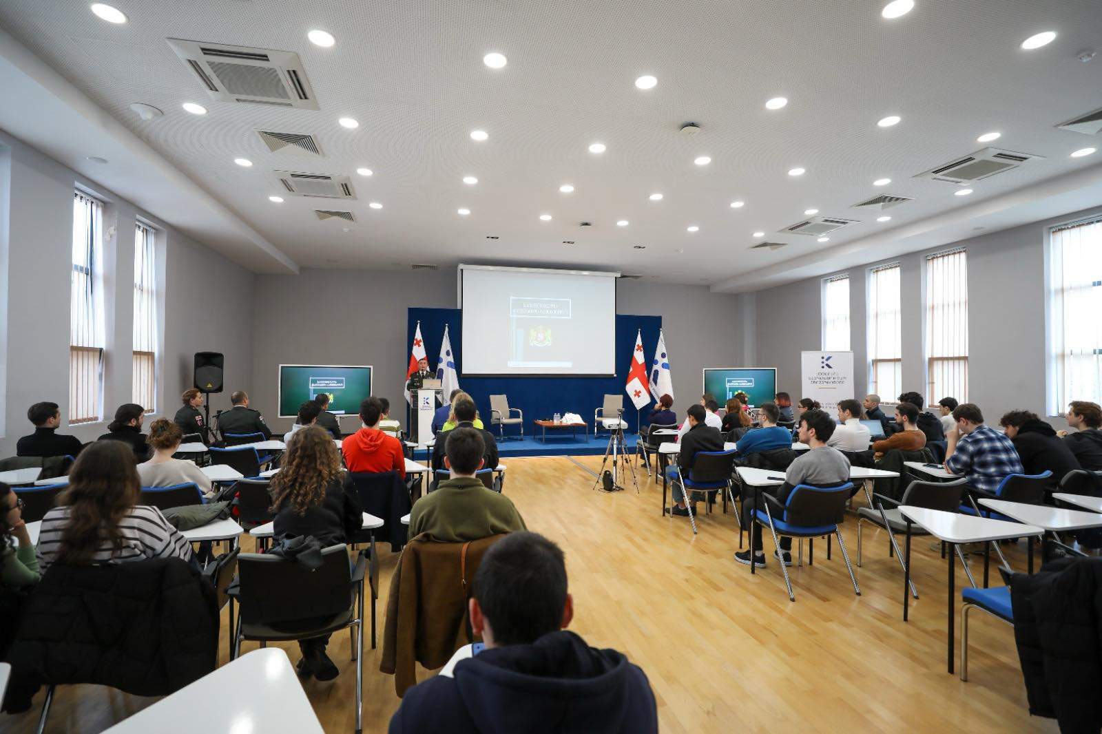 თავდაცვის ძალების დასავლეთის სარდალი ქუთაისის საერთაშორისო უნივერსიტეტის სტუდენტებს შეხვდა