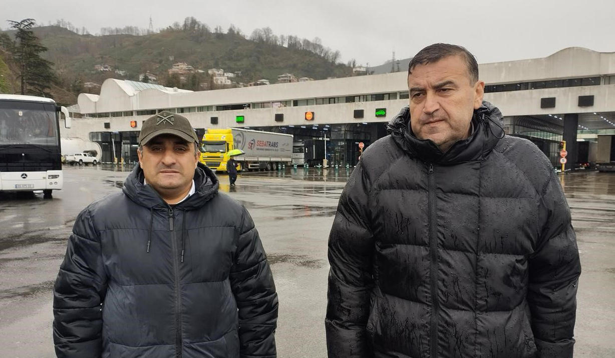 ლევან ანთაძე - ბიძინა ივანიშვილს მინდა მივმართო - სად არის ის სამუშაო ადგილები, რომლებსაც ხალხს ჰპირდებოდით? რატომ უწევთ ადამიანებს ყოველდღე საზღვრის კვეთა 50-60 ლარისთვის?