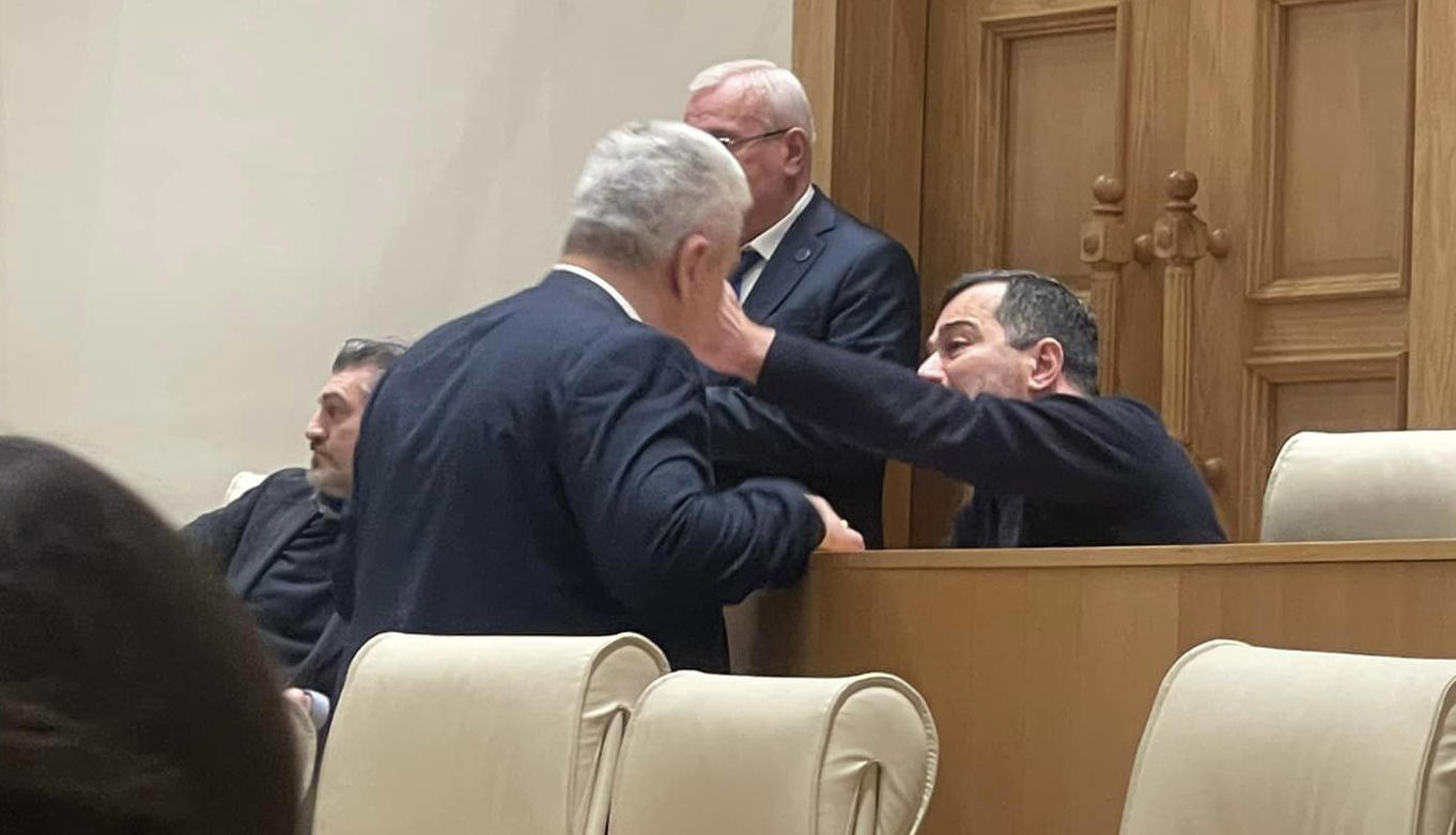 დაჩი ბერაია გიორგი ვაშაძეს - რამდენს გიხდიან ქვეყნის ღალატისთვის, თუ უფასოდ ღალატობ?