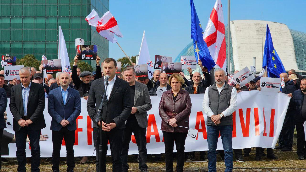 თემურ ცამციშვილი - ქუთაისისთვის განსაკუთრებით მნიშვნელოვანია სააკაშვილის თავისუფლება, რადგან მისი და წინა ხელისუფლების ინიციატივით, ქუთაისი უნდა ყოფილიყო პოლიტიკური ცენტრი, „ქართულმა ოცნებამ“ კი ფიქციად აქცია