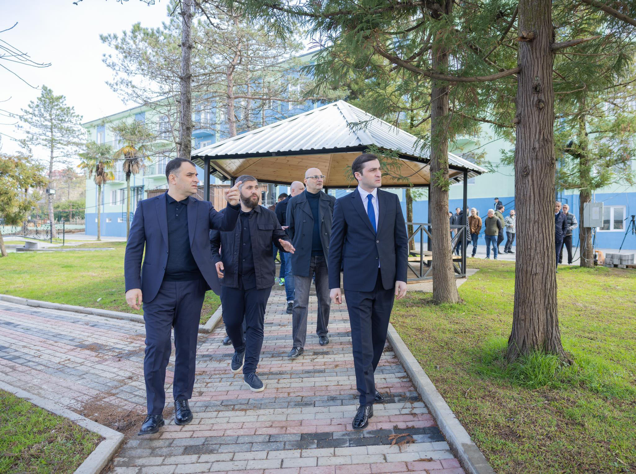 აჭარის მთავრობის თავმჯდომარე თორნიკე რიჟვაძემ ბათუმში სოციალური სახლის, მუნიციპალური თავშესაფრის და ბიბლიოთეკის სამშენებლო-სარეაბილიტაციო სამუშაოები დაათვალიერა