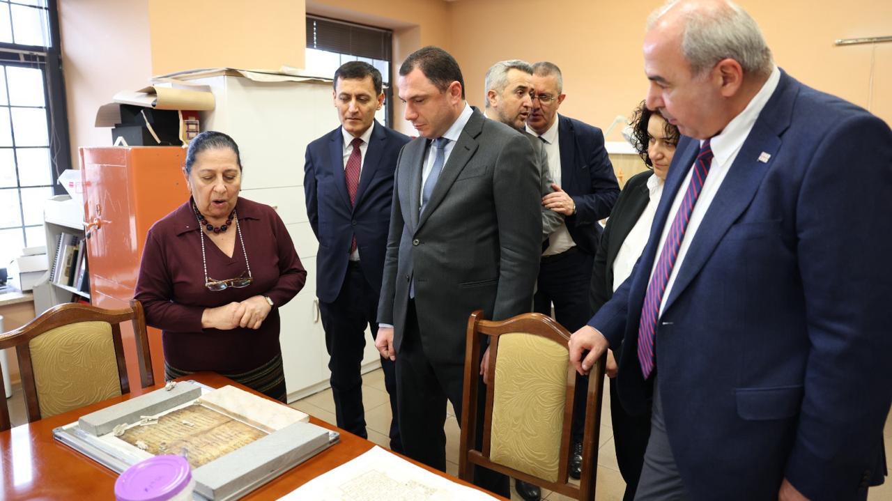 გიორგი ამილახვარი ერევანში მესროპ მაშტოცის სახელობის ხელნაწერთა კვლევითი ინსტიტუტის მატენადარანის საქმიანობას გაეცნო