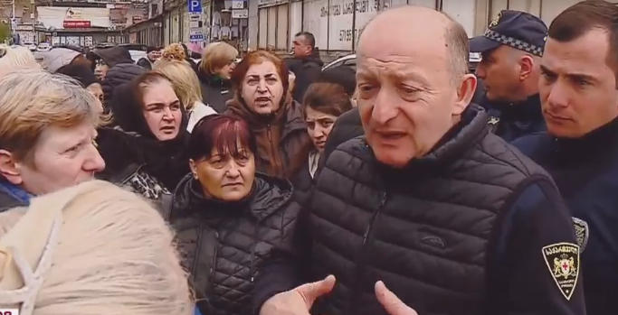 მიწისქვეშა ბაზრობის მოვაჭრეები „სადგურის მოედანთან“ აქციას მართავენ