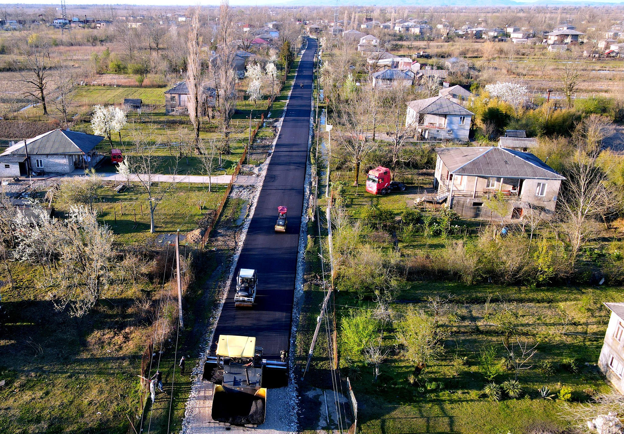 ხობის მუნიციპალიტეტის ჭალადიდის ადმინისტრაციულ ერთეულში, ნიკოლოზ ბარათაშვილის ქუჩაზე მოსამზადებელი სამუშაოების დასრულების შემდეგ ასფალტის საფარის დაგება მიმდინარეობს
