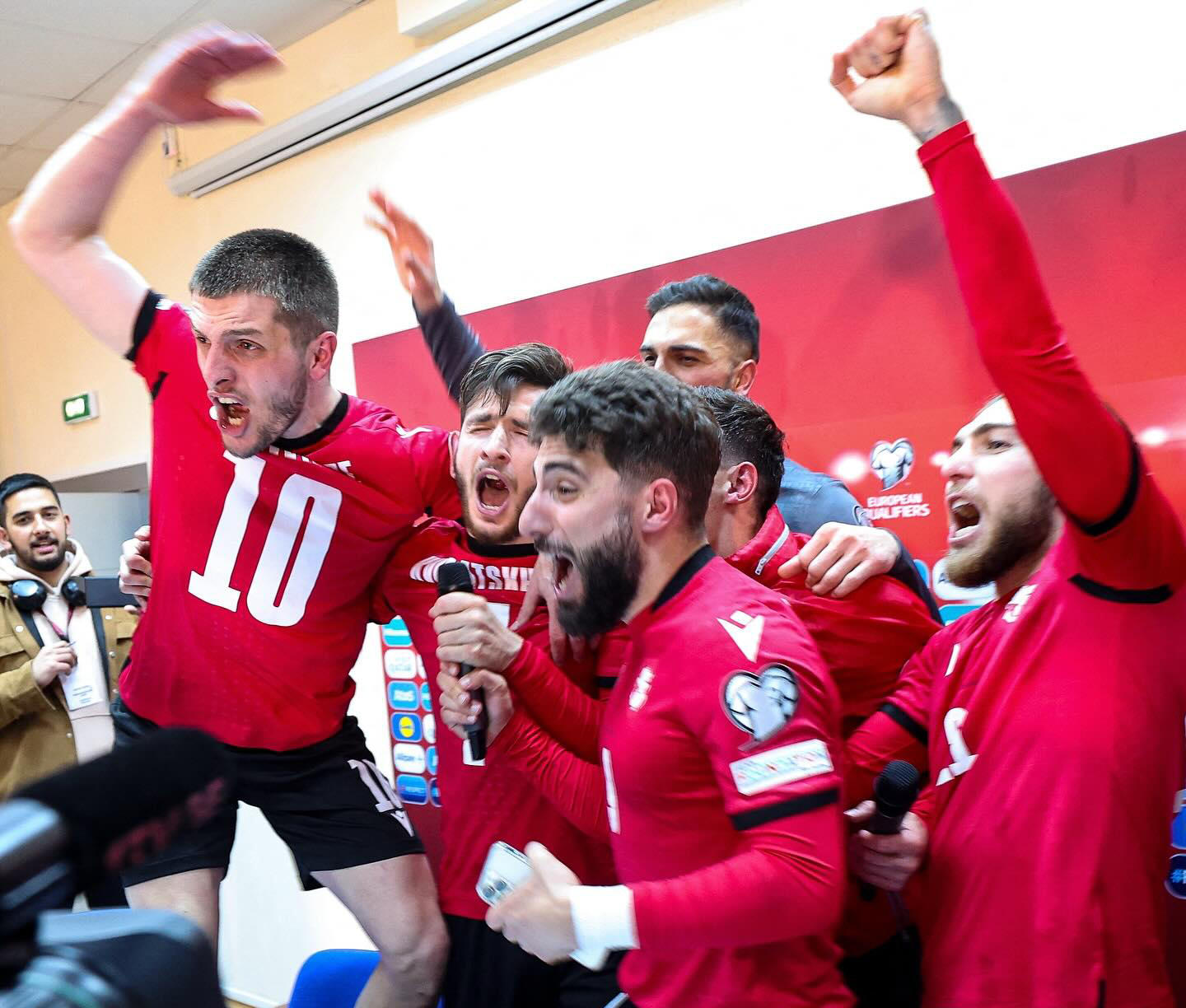 ხვიჩა კვარაცხელია გულშემატკივარს - თქვენ იყავით ყველაზე მნიშვნელოვანი ფაქტორი, რომ  გავიმარჯვეთ - უბედნიერესები ვართ