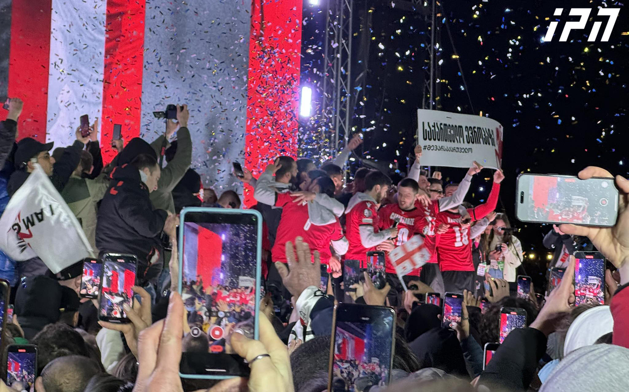 საქართველოს ეროვნული ნაკრების ფეხბურთელებმა რესპუბლიკის მოედანზე გულშემატკივართან ერთად საქართველოს ჰიმნი შეასრულეს - ისმოდა შეძახილები: „აფხაზეთი საქართველოა, სამაჩაბლო საქართველოა!"