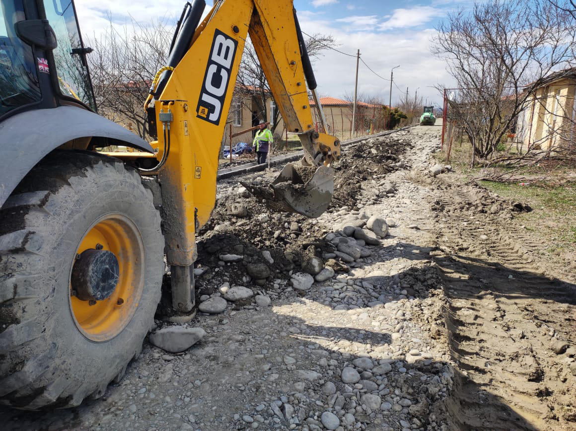 გორის მერია - სოფელ საქაშეთის დევნილთა დასახლებაში საგზაო ინფრასტრუქტურის მოწესრიგდება გრძელდება