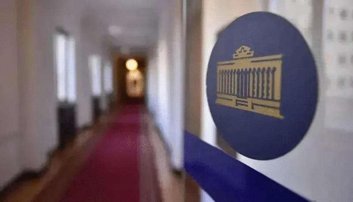 პარლამენტში დღესაც უსაფრთხოების ყვითელი დონე იმოქმედებს - შენობაში მუშაობის საშუალება გასული დღეების მსგავსად მხოლოდ ტელემაუწყებლების აკრედიტებულ ჟურნალისტებს ექნებათ