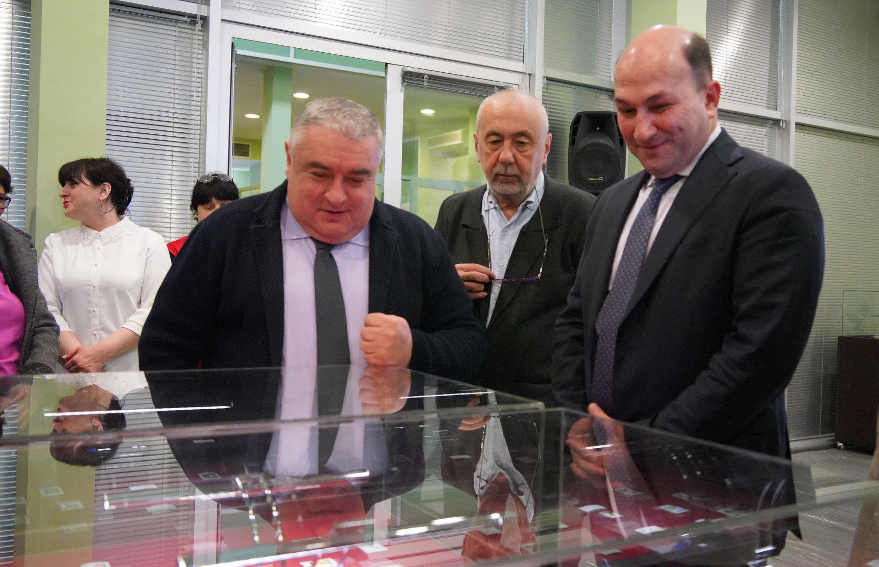 ჯაბა სამუშიამ გამოფენა „ქართული განათლება, კულტურა და საფოსტო მარკები“ გახსნა