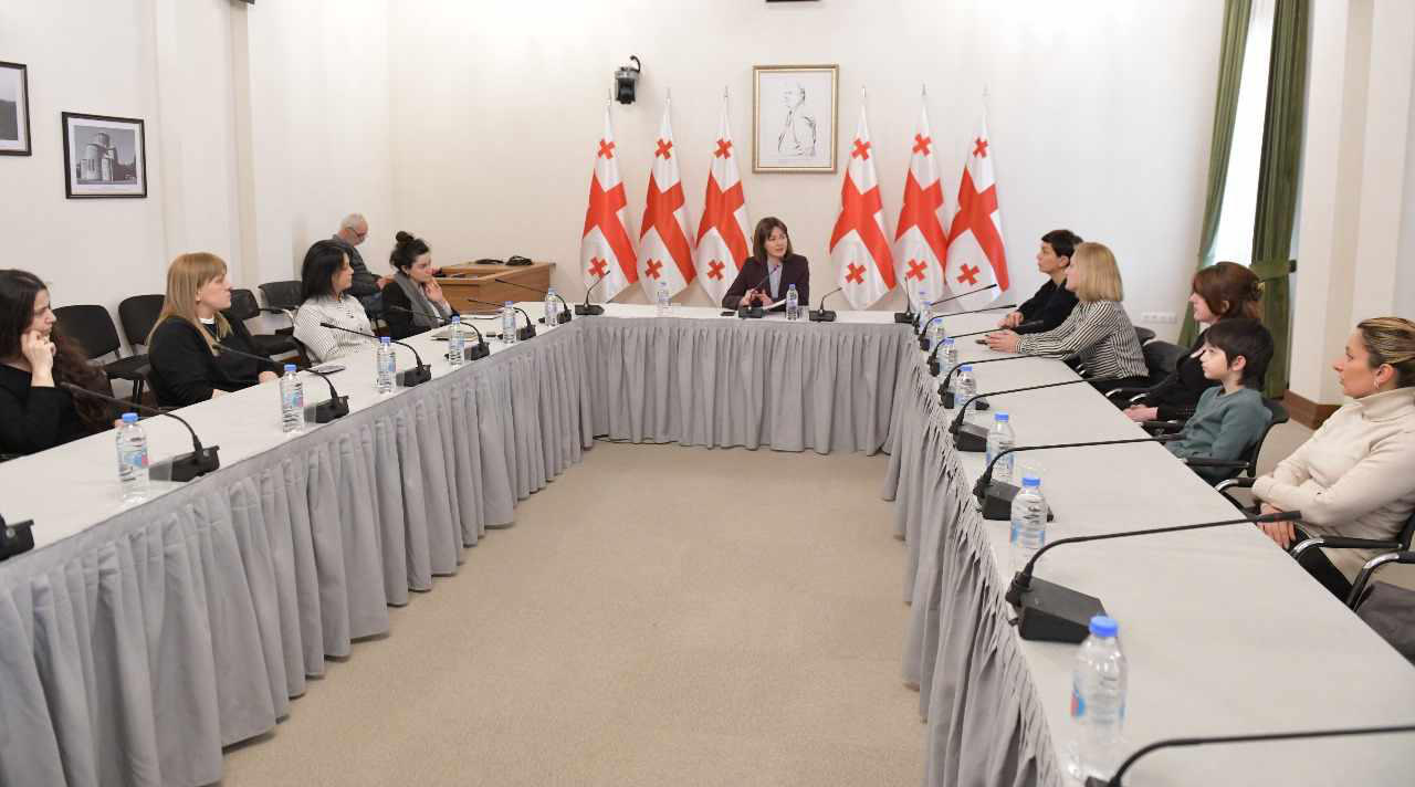 ქეთევან თურაზაშვილი მარტოხელა მშობლებს შეხვდა