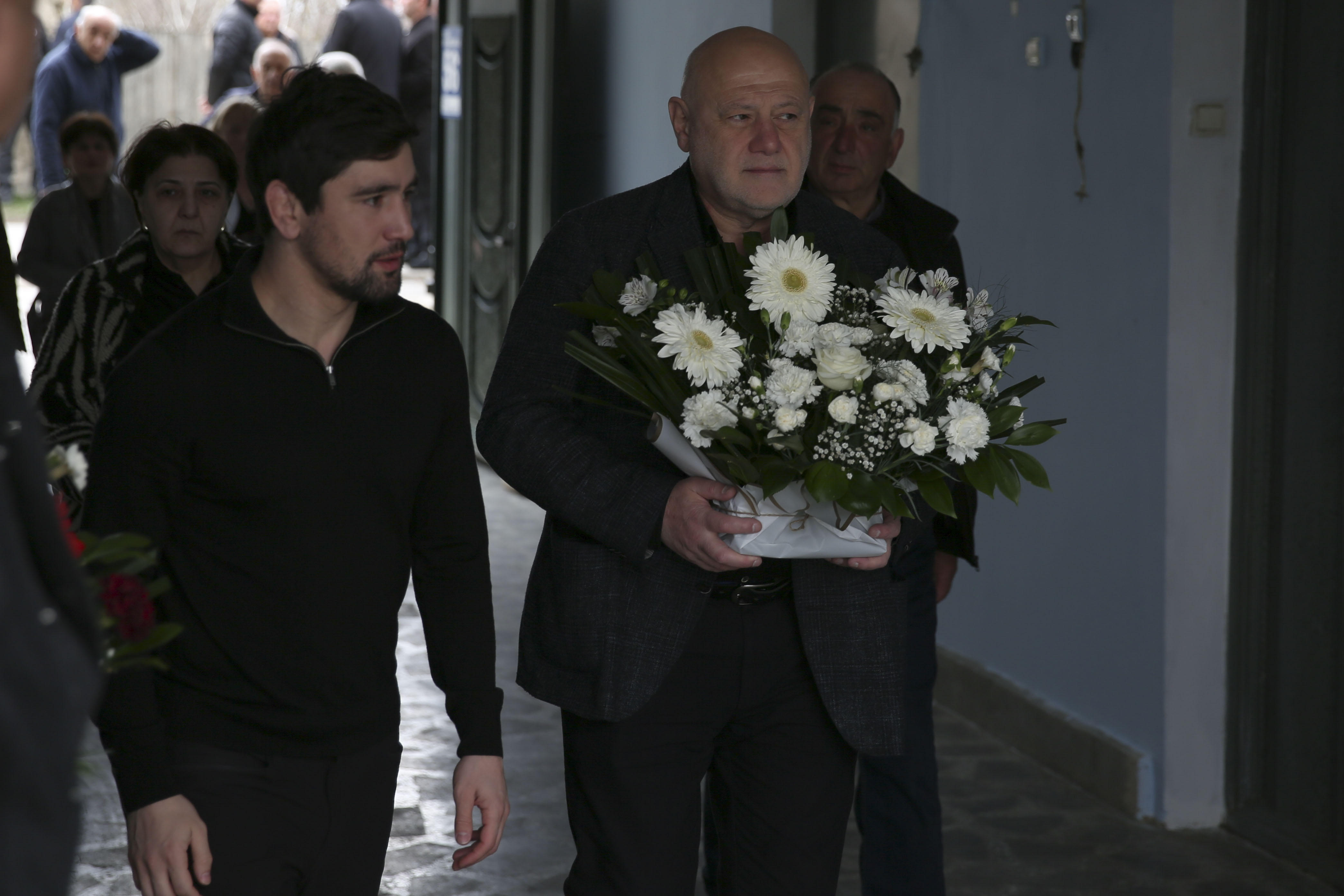 ვლადიმერ ხინჩეგაშვილმა, საკრებულოს თავმჯდომარემ და მერიის თანამშრომლებმა ოკუპირებული აფხაზეთიდან გადმოსვენებული ზაზა სირბილაძის ოჯახს მიუსამძიმრეს