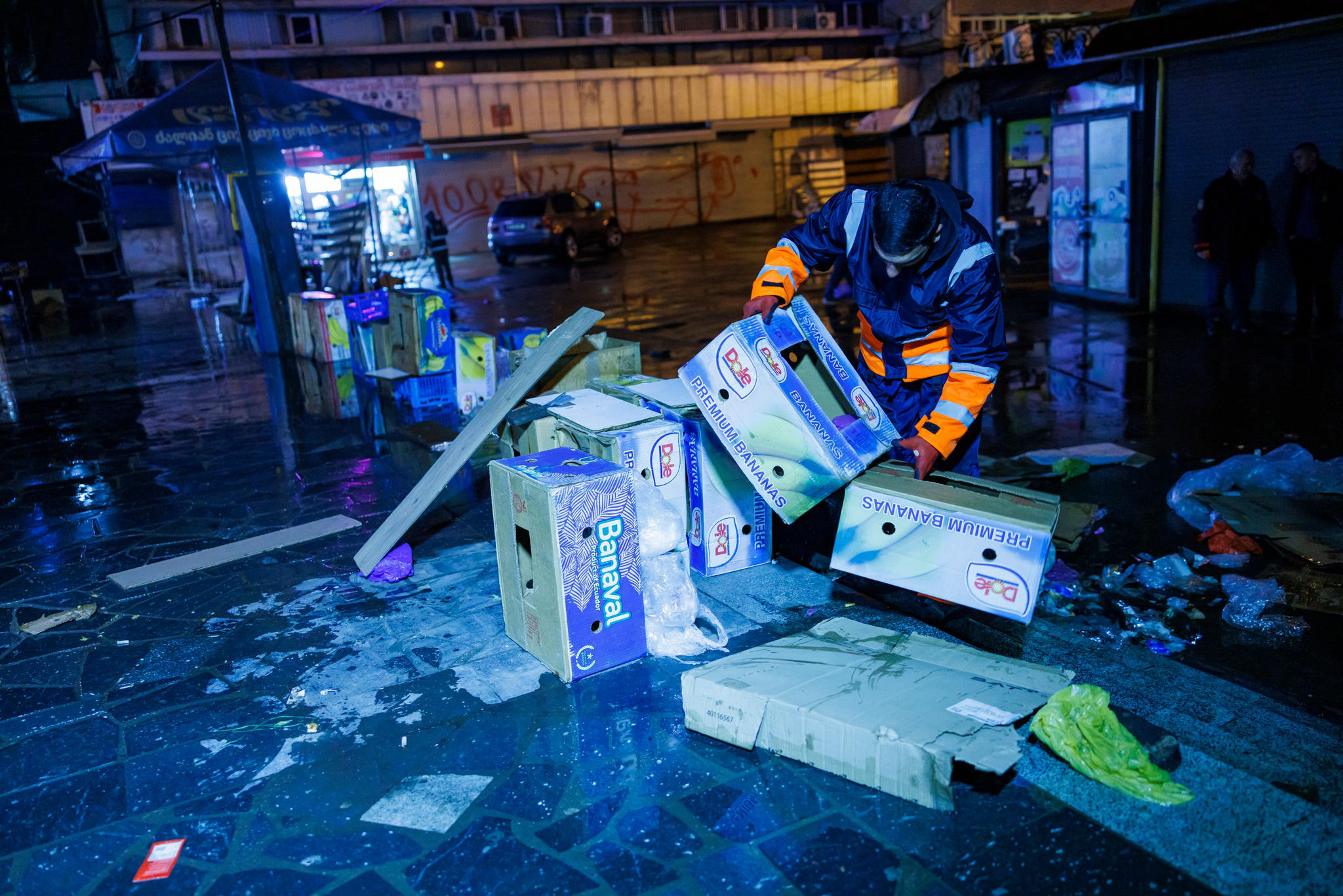 თბილისის მუნიციპალური ინსპექციის თანამშრომლებმა მეტრო „სადგურის მოედანთან“ და „დეზერტირების ბაზართან“ გარემოვაჭრეების დახლები დაშალეს