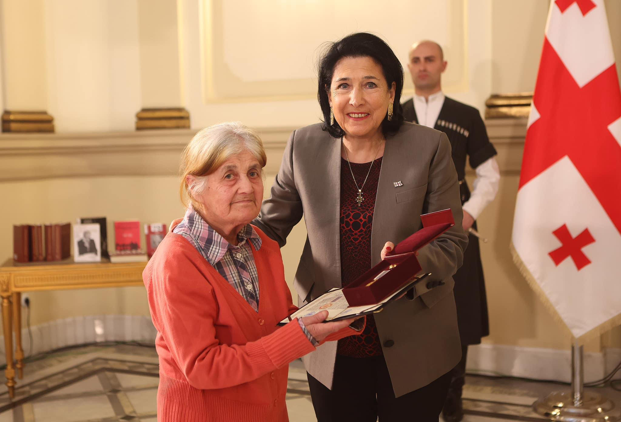 პრეზიდენტმა ფოტოხელოვანი ნაზი გაბაიძე ღირსების მედლით დააჯილდოვა