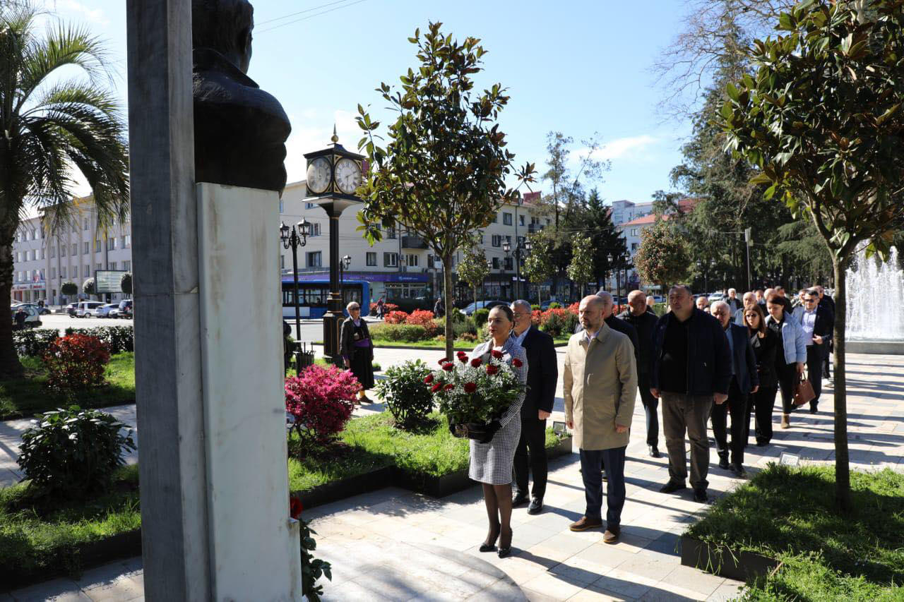 ზუგდიდში ხელისუფლების წარმომადგენლებმა ზვიად გამსახურდიას ბიუსტი გვირგვინით შეამკეს