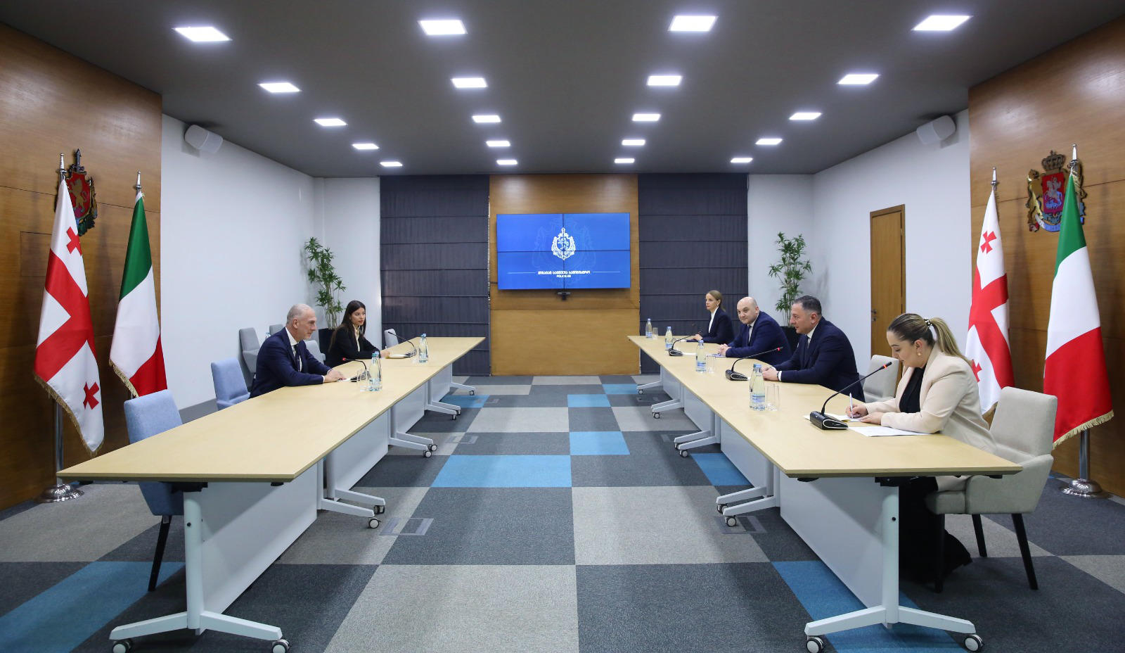 ვახტანგ გომელაურმა იტალიის ელჩთან გაცნობითი ხასიათის შეხვედრა გამართა