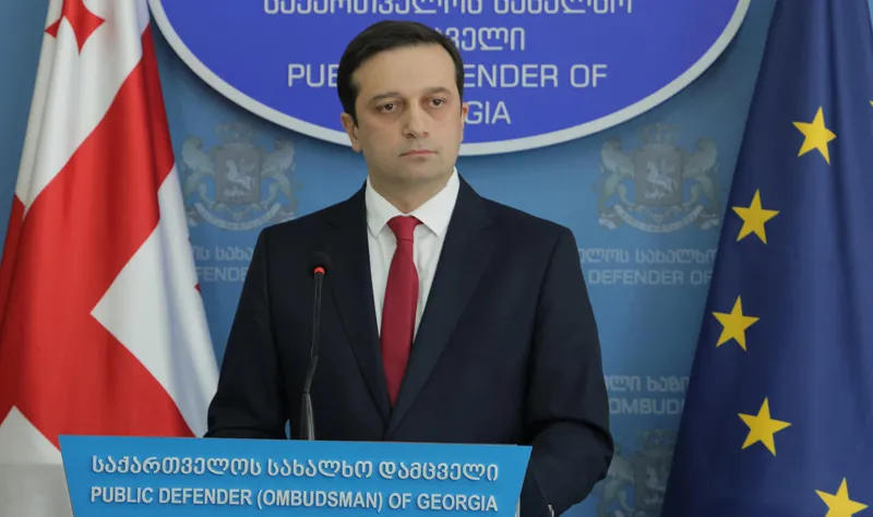 სახალხო დამცველი - გაფრთხილების გაჟღერების დროისთვის და ამჟამადაც აქციას აქვს მშვიდობიანი ხასიათი და არ არსებობს მისი შეწყვეტისა და მის წინააღმდეგ ძალის გამოყენების საფუძველი - ძალადობად არ უნდა ჩაითვალოს, მათ შორის, უბრალო მიწოლა ან ხელის კვრა