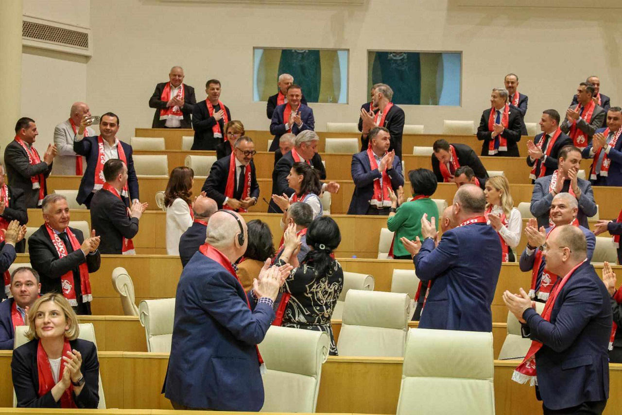 შალვა პაპუაშვილი - ჩვენმა ფეხბურთელებმა თავისი შეუპოვარი და ამავე დროს გააზრებული ბრძოლით ჩვენს თვალწინ ისტორია დაწერეს