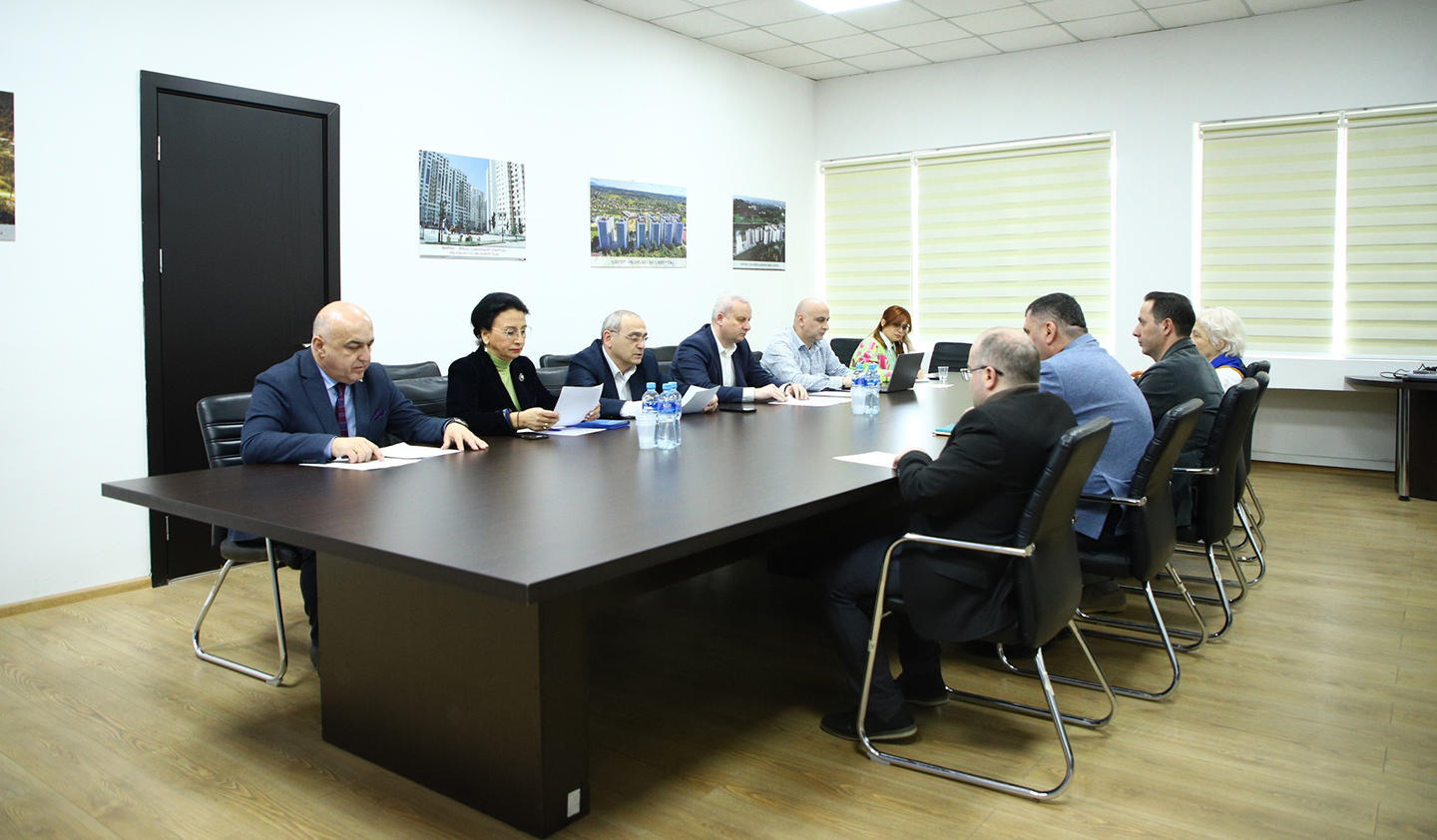 სოციალურად დაუცველი, მრავალშვილიანი ოჯახების განსახლების პროგრამასთან დაკავშირებით კომისიის სხდომა გაიმართა