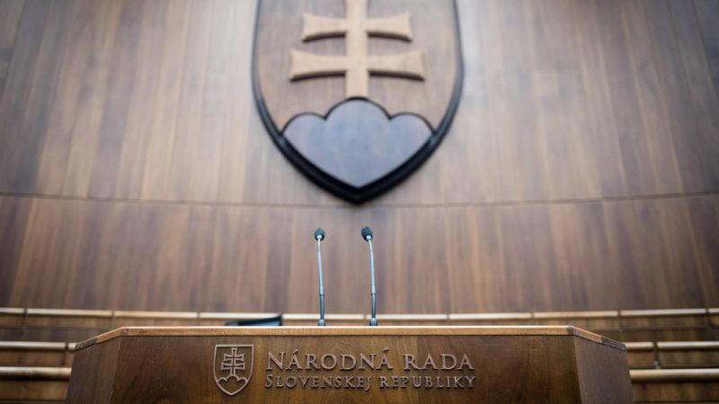 „სლოვაკეთის ნაციონალური პარტიის“ წინადადებით, იმ არასამთავრობო ორგანიზაციებს, რომლებიც წლიურად უცხოური დაფინანსების სახით 5000 ევროზე მეტს იღებენ, „უცხოეთის მიერ მხარდაჭერილი ორგანიზაციების“ სტატუსი მიენიჭებათ