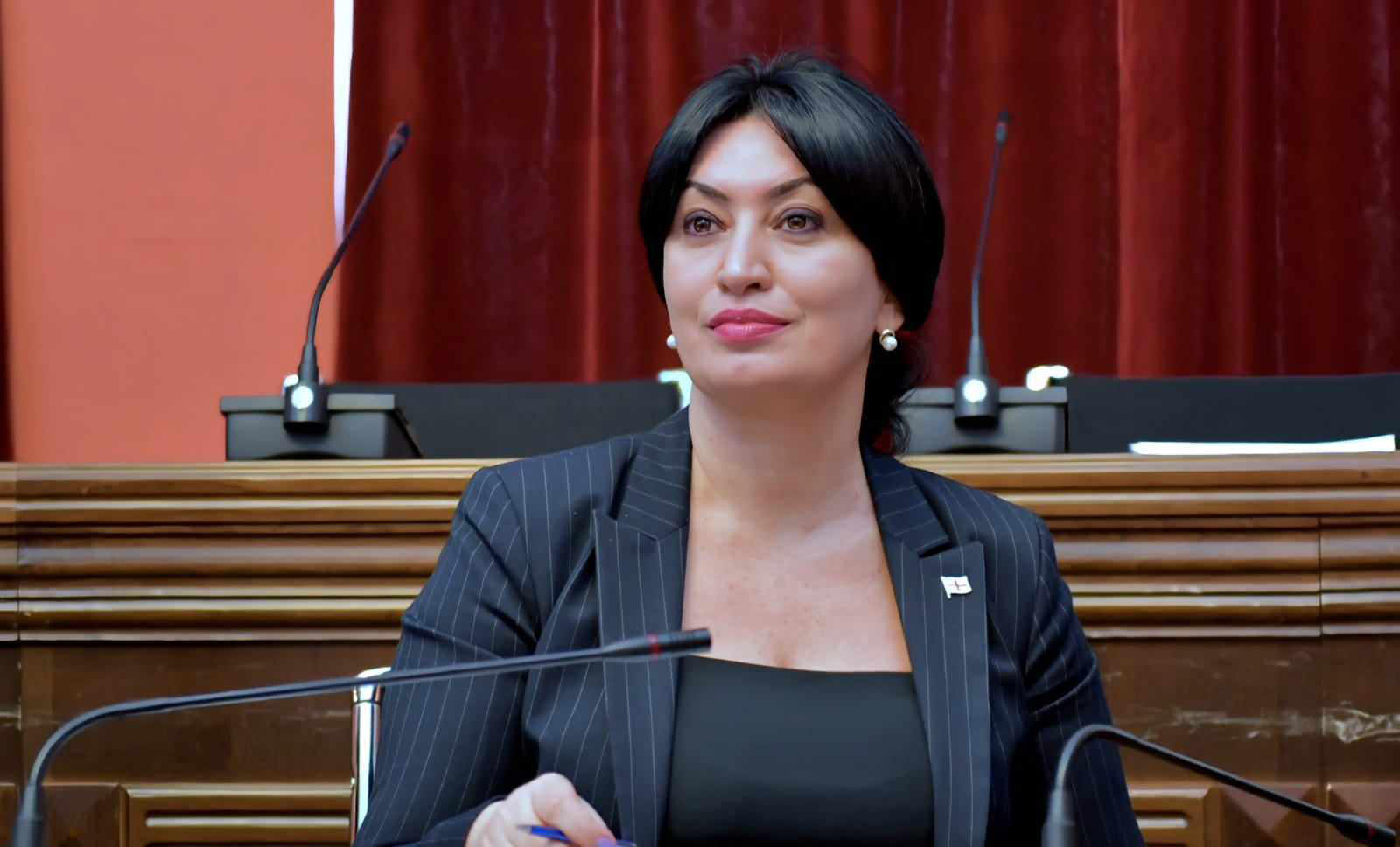 გრეტა წიწავა - მდიდარი „ენჯო“-ები, რომლებიც სხვებს დაჟინებით მოუწოდებენ გამჭვირვალობისკენ, რატომღაც თავად არიან გაუმჭვირვალე და ეწინააღმდეგებიან წელიწადში ერთხელ შეავსონ მარტივი დეკლარაცია