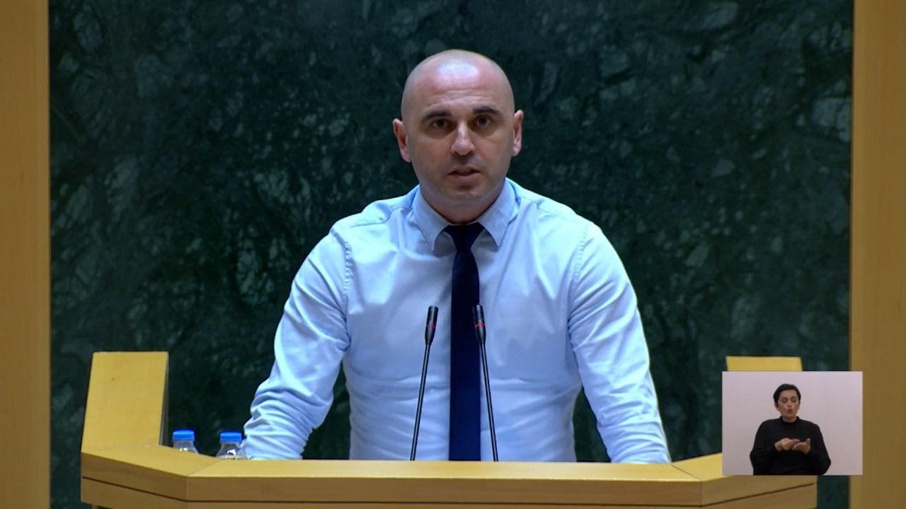 ლევან ხაბეიშვილი დავითაშვილს - ბატონო ლევან, ეკონომიკურ წარმატებაზე საუბრობთ და პარალელურად ქვეყანაში მილიონ ორასი ათასი ადამიანი ითხოვს სოციალურ შემწეობას, ხალხს კომუნალურის ქვითრის მოსვლის ტყვიასავით ეშინია -  პრობლემებზე „ყური უნდა შეიბერტყოთ“