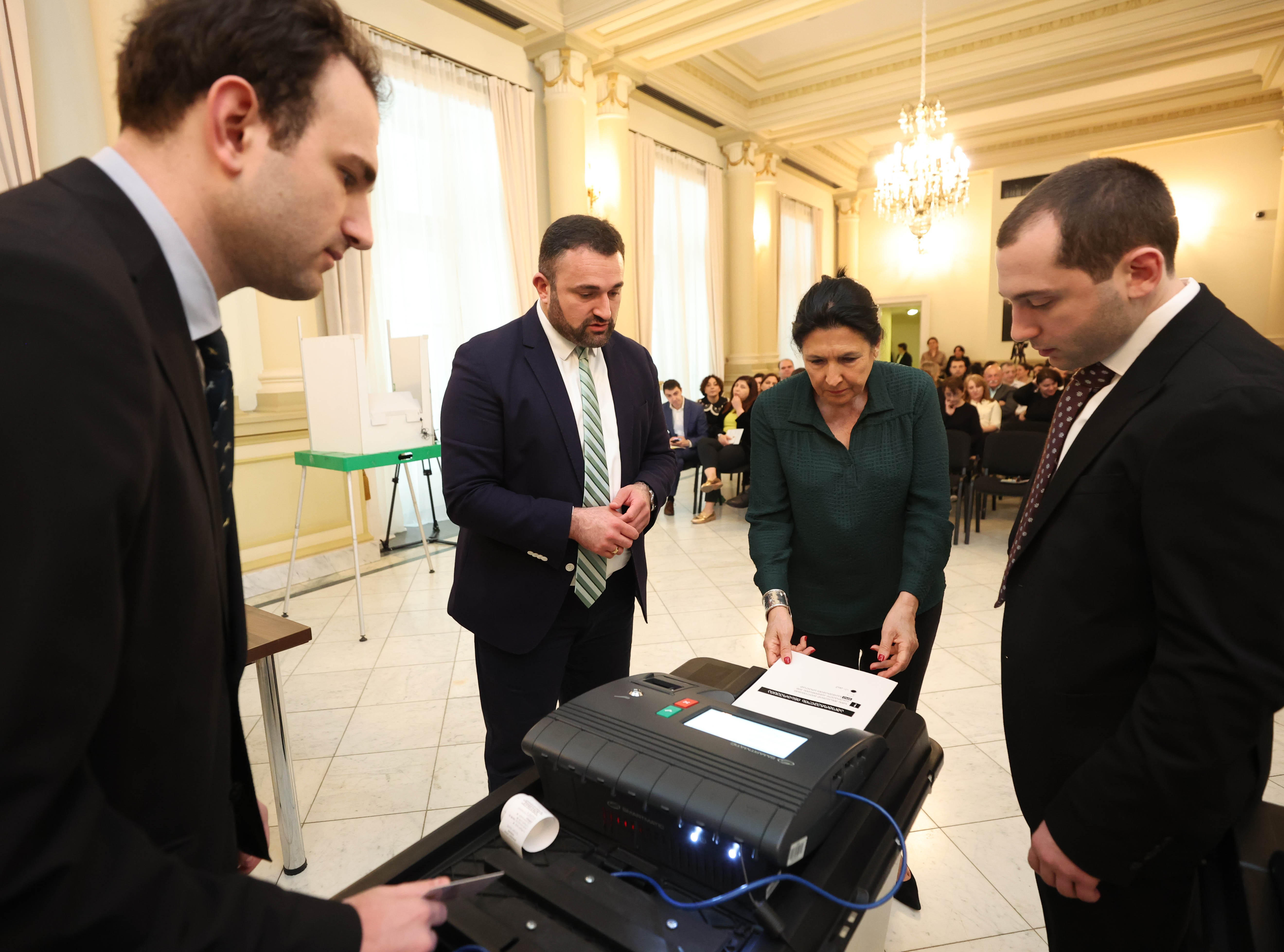 ცესკოს თავმჯდომარემ საქართველოს პრეზიდენტსა და პრეზიდენტის ადმინისტრაციის თანამშრომლებს საარჩევნო სიახლეები გააცნო