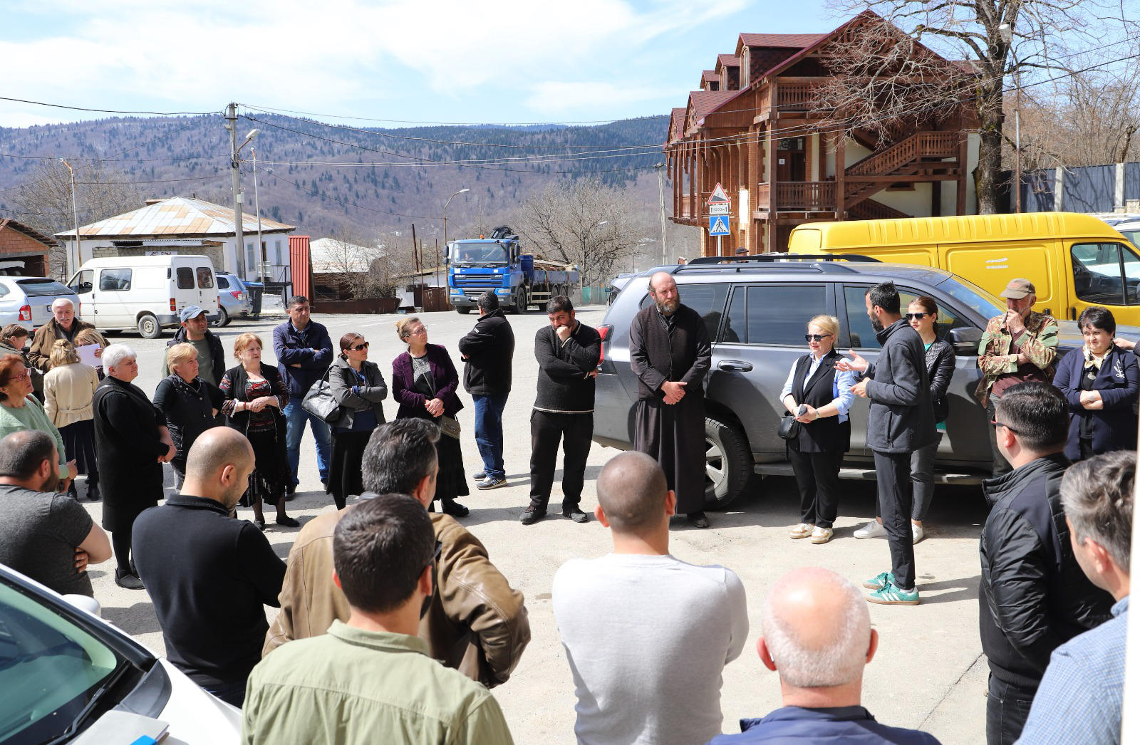 ამბროლაურისა და ონის მუნიციპალიტეტის სოფლებში, გარემოს დაცვისა და სოფლის მეურნეობის სამინისტროსა და დაცული ტერიტორიების სააგენტოს წარმომადგენლებმა ადგილობრივ მოსახლეობასთან შეხვედრები გამართეს