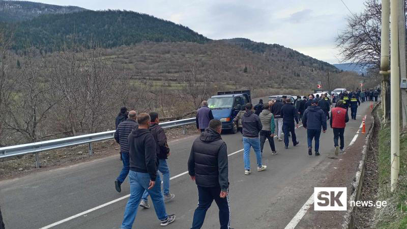 დაბა ადიგენში, სადაც მუსლიმი თემი ერთ-ერთ სახლში სალოცავად არის შეკრებილი, ხმაურია