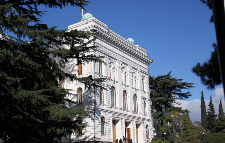 თსუ-ს სტუდენტების ინფორმაციით, უნივერსიტეტმა აცნობა, რომ ჭავჭავაძის გამზირის გადაკეტვის გამო, 18 ნოემბერს ვაკის ტერიტორიაზე მდებარე კორპუსებში სააუდიტორიო ან სხვა ტიპის მეცადინეობები ერთი დღით შეჩერდება