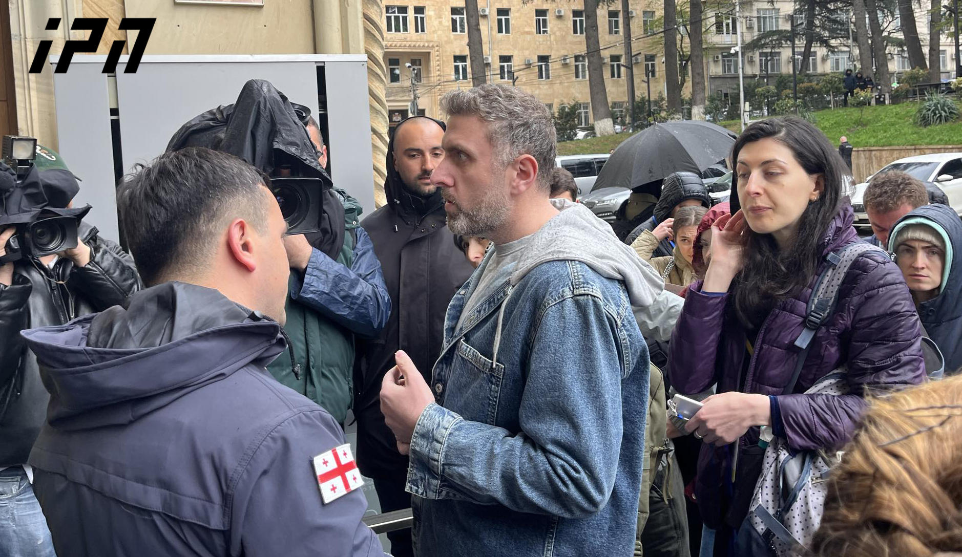 პარლამენტში სამართალდამცველები მედია ორგანიზაციების ნაწილს არ უშვებენ