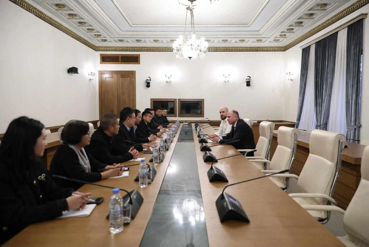 ლევან მგალობლიშვილი ჩინელ ბიზნესმენთა დელეგაციას შეხვდა
