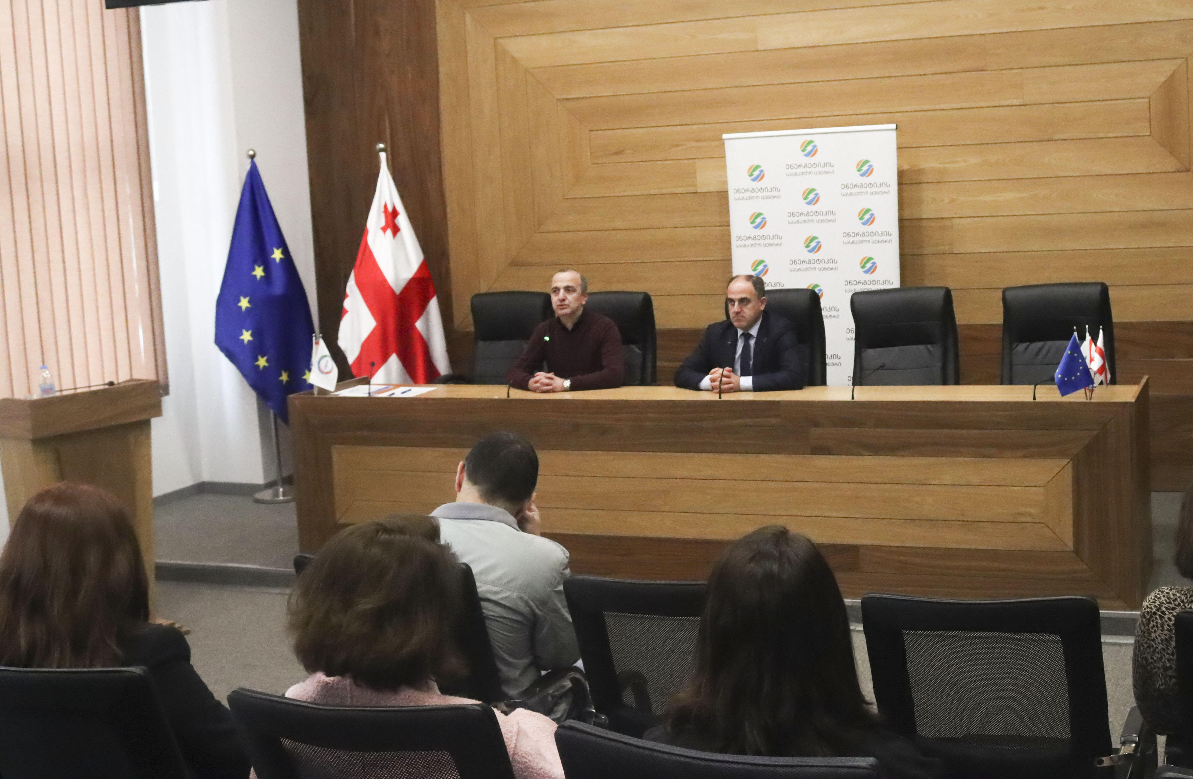 დავით ნარმანიამ „ენერგეტიკის ტურიზმის განვითარებისათვის“  კურსის მონაწილეებს სერტიფიკატები გადასცა