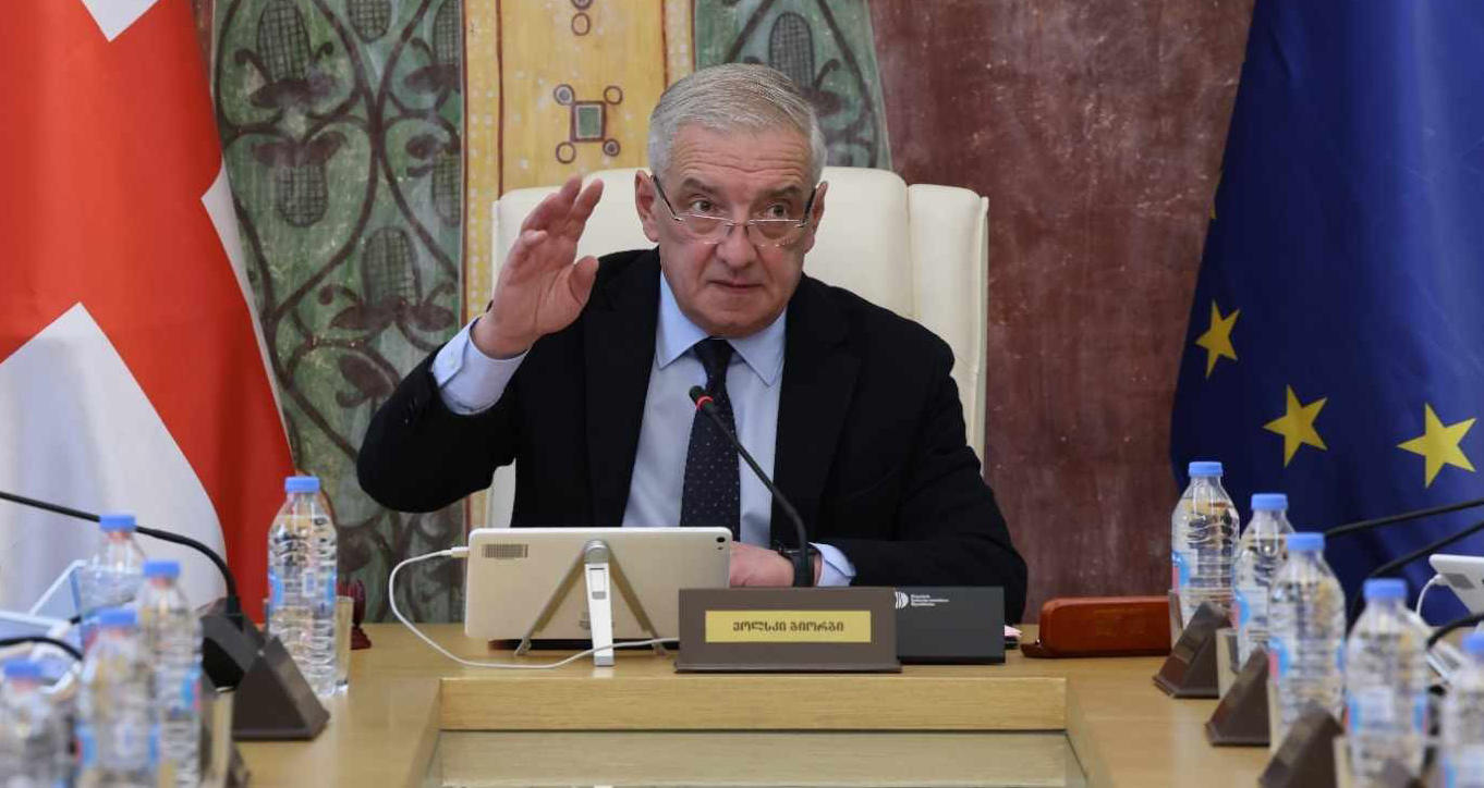 გია ვოლსკი პრეზიდენტის საპარლამენტო მდივანს - ბჭობაში ნუ შემოდიხართ! ბიუროს წევრები ერთმანეთს უპირისპირდებიან, თქვენ კი არ გაქვთ ამის უფლება! - მაშინ დაჯექით ბიუროს წევრად!